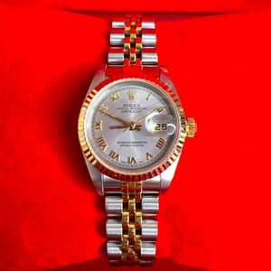 ROLEX LADIES DATEJUST 26MM 79173
GREY SUNBURST W/ YELLOW GOLD ROMAN MARKERS DIAL